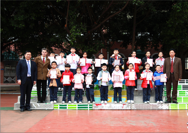开学仪式图片05：图为学校向导为获得“mg冰球突破豪华版奖学金”的同砚颁奖