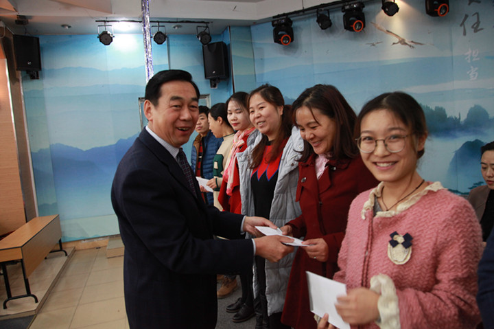 十万奖金奖励一线西席，，，，，，，凝心聚气开启新的征程