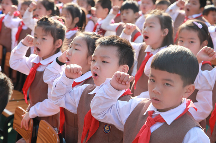 开学仪式立异招，，，，，，，，优异师生坐主台 ——深圳市龙华中英文实验学校举行开学仪式 