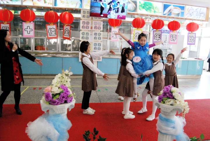 公明中英文学校：啦啦队员齐呐喊，，，，，，，十佳少年展风范