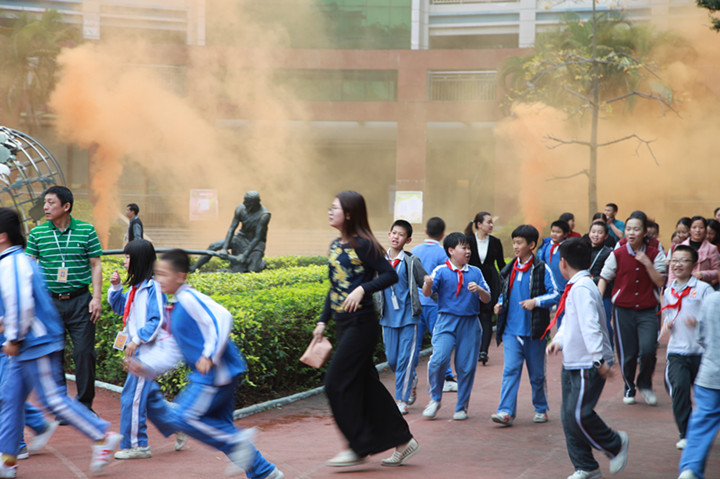 每学期都有疏散逃生演练？？？？？？？？这就对了！ ——龙华中英文实验学校举行消防清静疏散演练 
