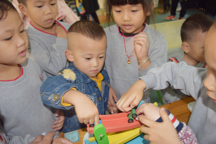 小小的手儿，，，，，，，大大的爱 ——少年宫小宝宝到公明二幼观摩体验啦