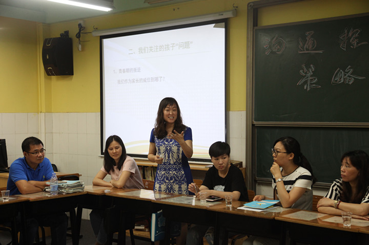争当这样的家长：为孩子做楷模，，，，，，，与学校共育才——深圳市龙华中英文实验学校初中部家长会圆满召开