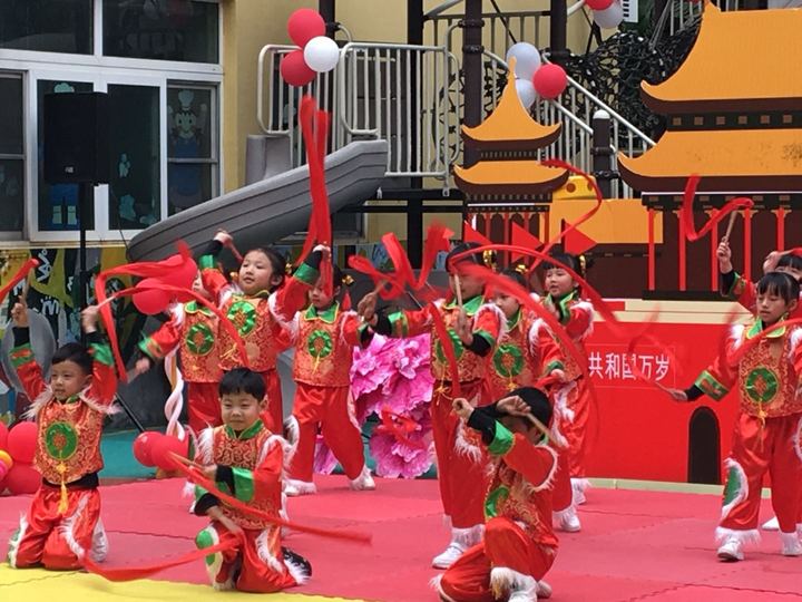 瑞狗迎春兆有年，，，，，，，，废物回园乐开颜