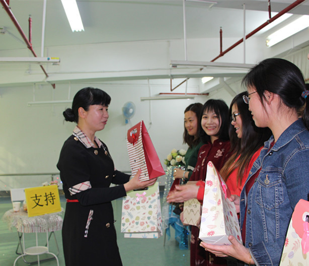 家园协力，，，，，，，共创佳绩-----花园幼儿园家委会运动报道