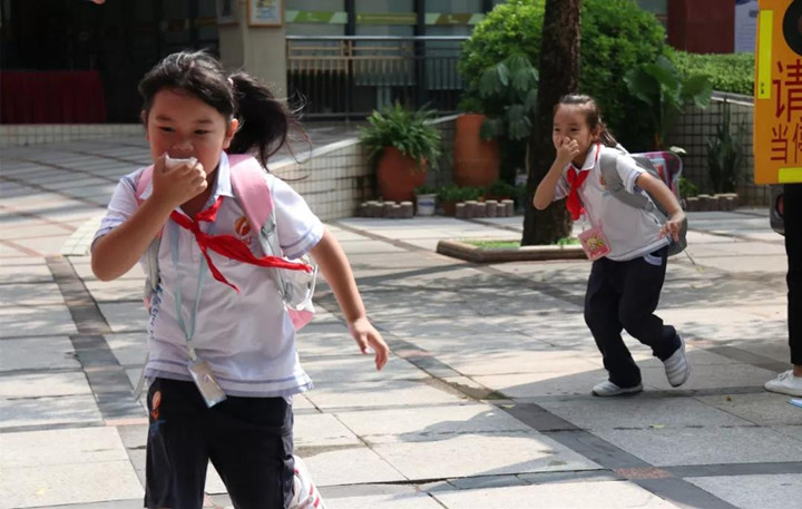 举行校车逃生演练，，，，，，提高师生应急能力——深圳市龙华中英文实验学校举行校车应急演练运动
