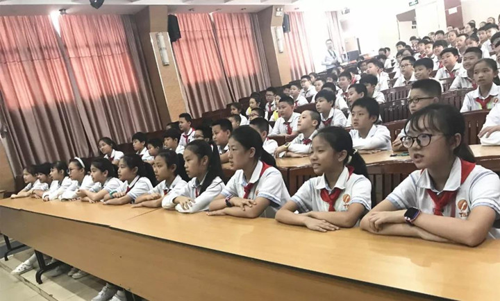 普法教育走进中英文，，，，，，，，做新时代及格小公民