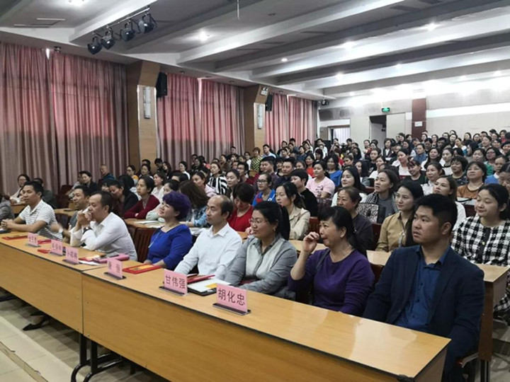若为人怙恃是一场人生旅行，，，，，，，，漂亮景物要靠你引领孩子发明 ——致龙华中英文实验学校家长学校？？？？？？б鞘
