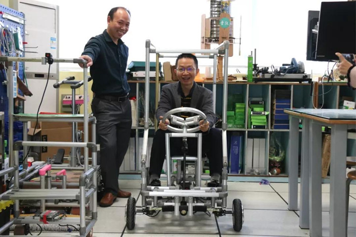 创客教育送课进校，，，，，，，，加入师生配合提高——龙华区古兴东学科带动人事情室创客教育研究运动在我校举行