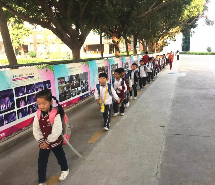 守满园芳菲，，，，，护一校平安——学校师生家长值日事情略影