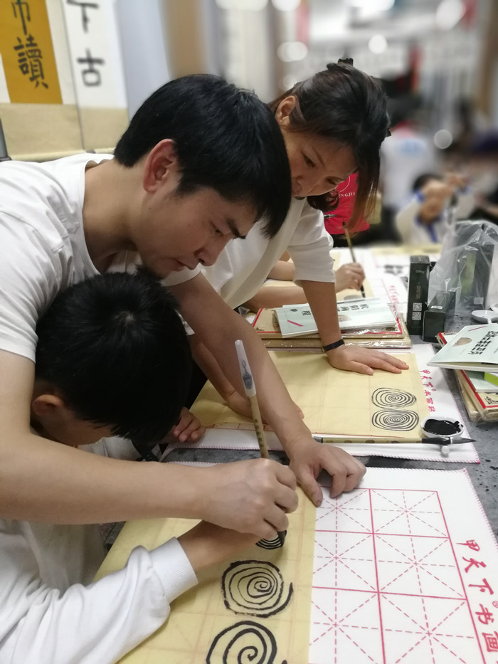 亲子同练，，，，，家校共建，，，，，龙华中英文“家长社团”有声有色