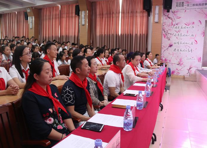 星星火炬放色泽，，，，，民族精神代代传 ——中国少年先锋队深圳市龙华中英文实验学校 第一次代表大会暨事情委员会建设