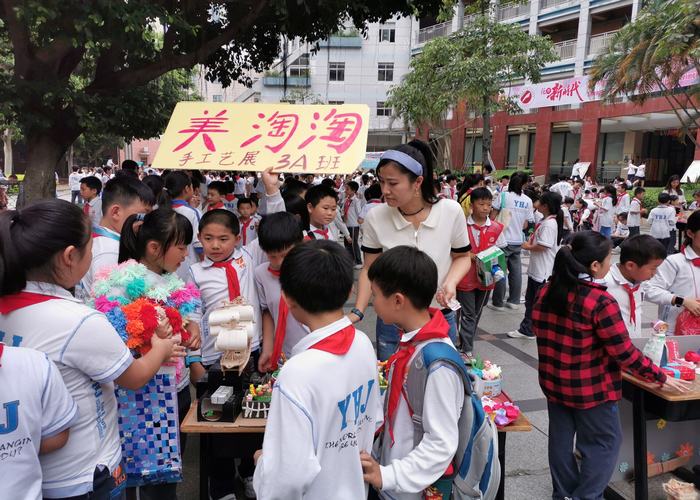 细腻作品亮人眼，，，，，，，跳蚤市场生意忙