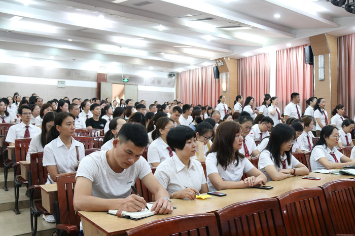 奖教奖先，，，，，，传承立异，，，，，，建设优质、高端、多元的现代化特色学校 ——学校召开2019秋季学期全体教职工大会