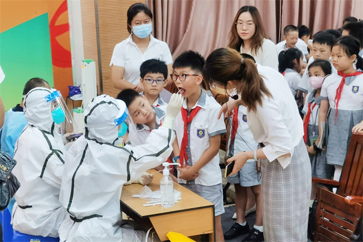配合战“疫”，，，，，，龙华中英文在行动!——学校组织自愿者支援社区防疫一线