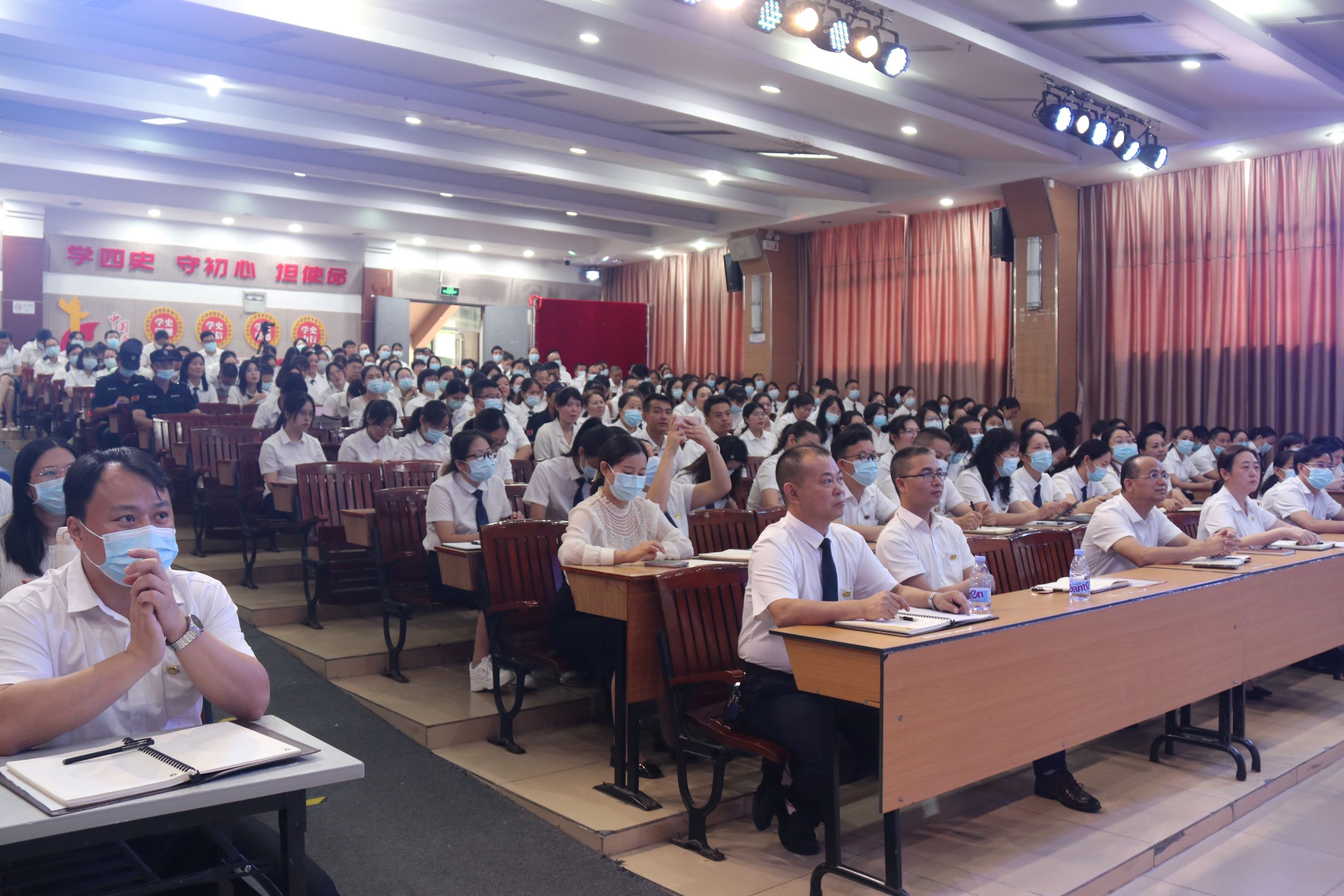 驻足久远生长，，，，，，建设优美教育——新学年开学教职工大会开新篇