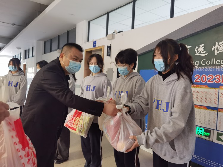 心系留校学生，，，，，，，，情暖长寿湖畔——区教委向导慰问我校疫情时代周末留校学生