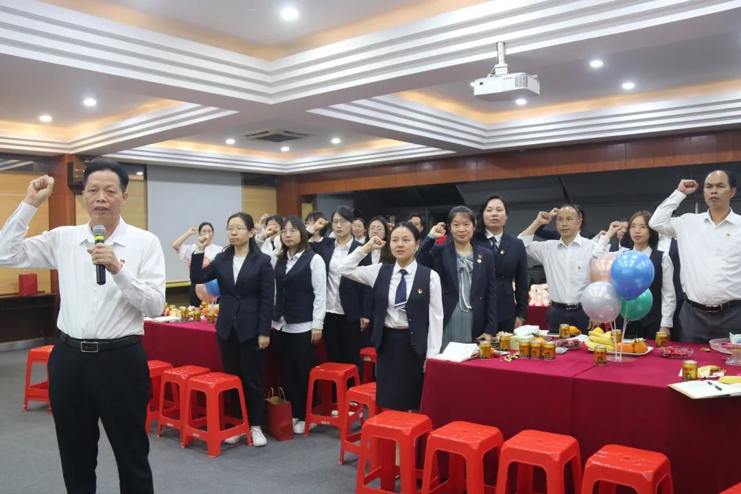 忆入党初心，，，，，，，担责任使命——龙华中英文实验学校党支部为党员办整体政治生日会