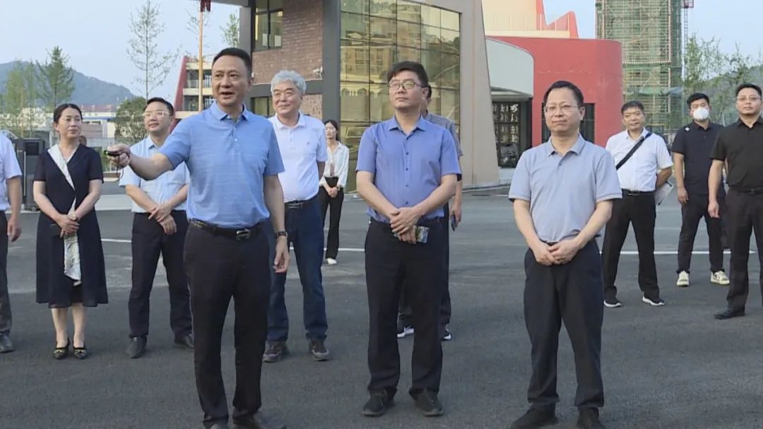 郴州市北湖区委常委 常务副区长张强一行来赣州mg冰球突破豪华版职业学院调研