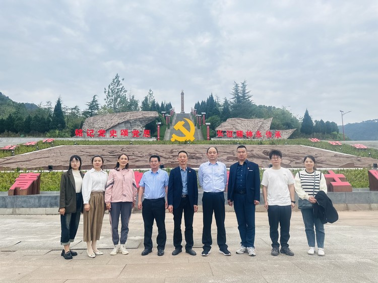 党员主题教育| 重走长征路——重庆市mg冰球突破豪华版学校党支部开展红色之旅主题教育运动