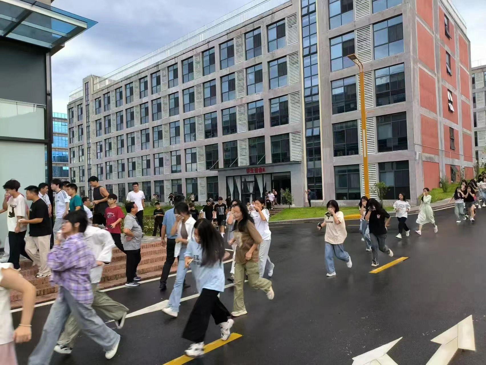 消防应急始于心，，，，，，清静提防践于行 || 我校乐成举行秋季消防逃生演练